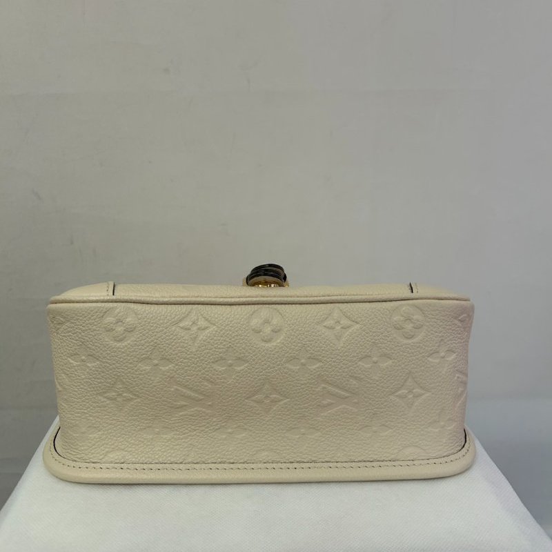LV奶油白壓紋Diane 法棍包-米背帶-4