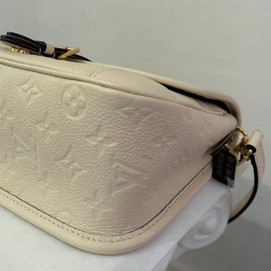 LV奶油白壓紋Diane 法棍包-米背帶-5