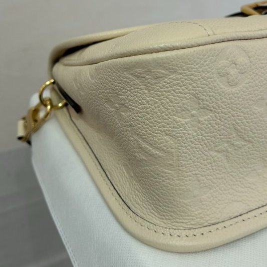 LV奶油白壓紋Diane 法棍包-米背帶-6
