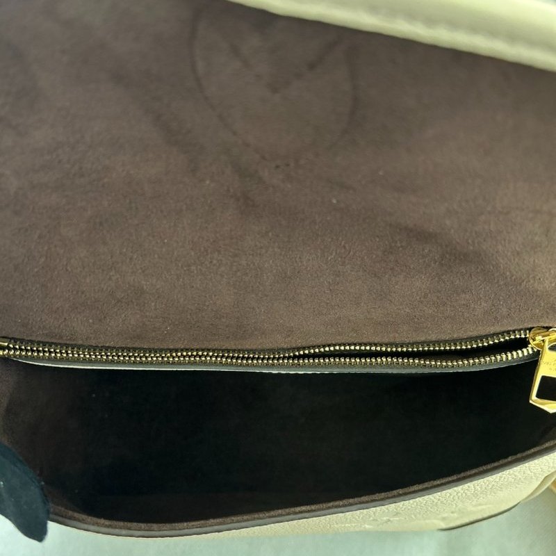 LV奶油白壓紋Diane 法棍包-米背帶-7
