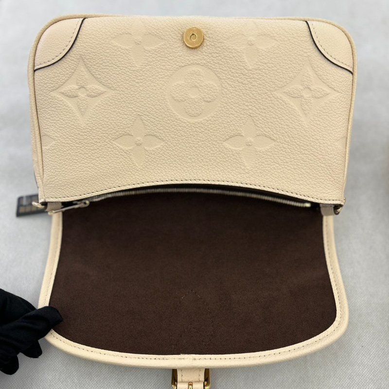 LV奶油白壓紋Diane 法棍包-米背帶-8
