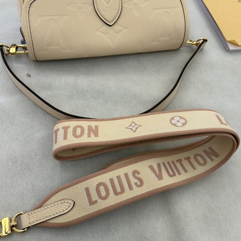LV奶油白壓紋Diane 法棍包-米背帶-9