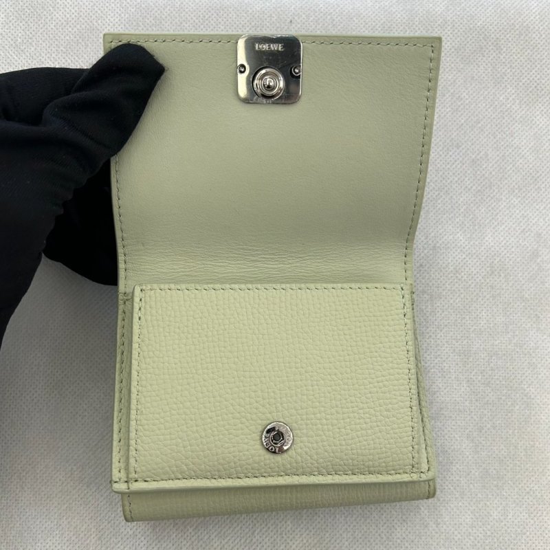 LOEWE淺灰綠色雙面釦式短夾-5