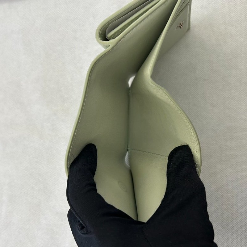 LOEWE淺灰綠色雙面釦式短夾-6