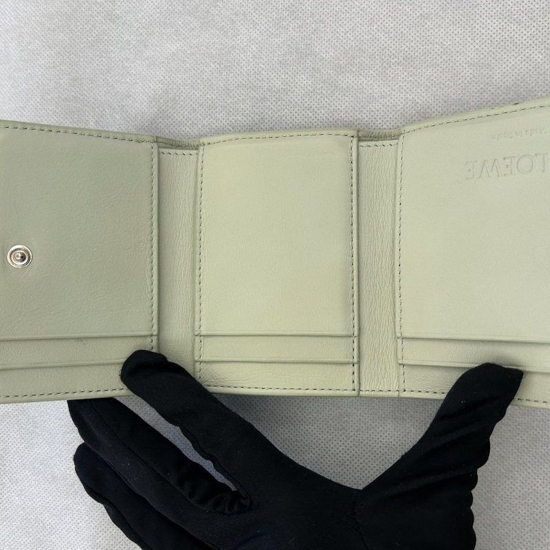 LOEWE淺灰綠色雙面釦式短夾-7