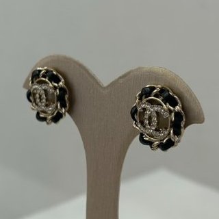 CHANEL皮穿鍊圓形水鑽雙C耳環-3