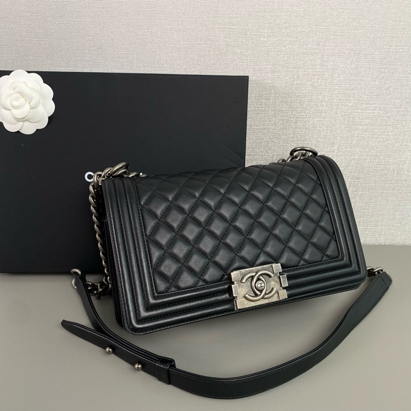 Chanel Le Boy 中號 黑銀 牛皮｜98新 27開 有卡｜經典不敗 保值首選｜鏈條肩背包-1