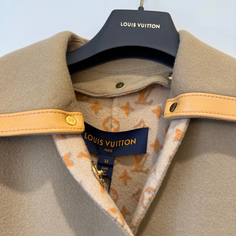 LV 超美大衣外套超級美 吊牌沒拆沒穿過 專櫃買18萬-1