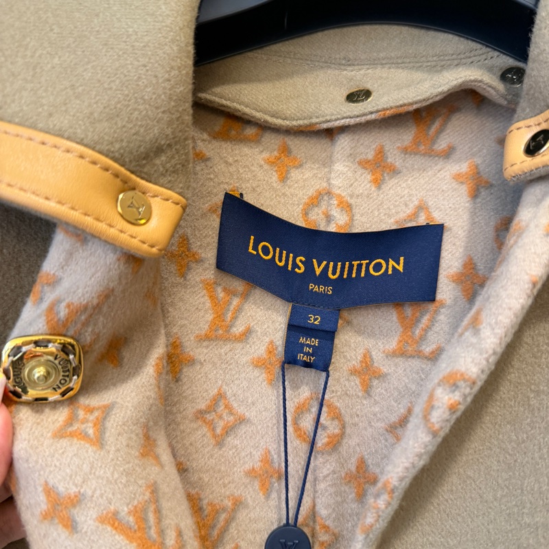 LV 超美大衣外套超級美 吊牌沒拆沒穿過 專櫃買18萬-2