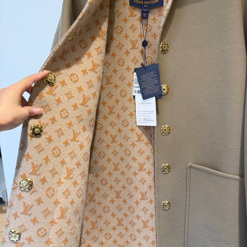 LV 超美大衣外套超級美 吊牌沒拆沒穿過 專櫃買18萬-8