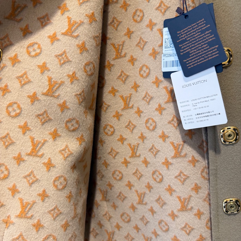 LV 超美大衣外套超級美 吊牌沒拆沒穿過 專櫃買18萬-9