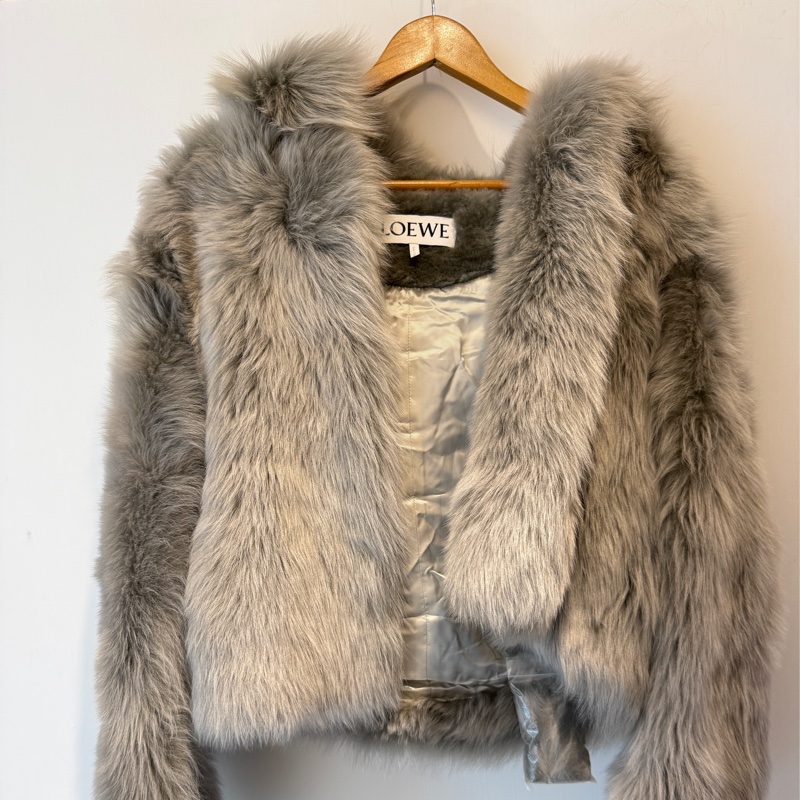 Loewe 狐狸毛灰色超級好看的外套 十幾萬-0