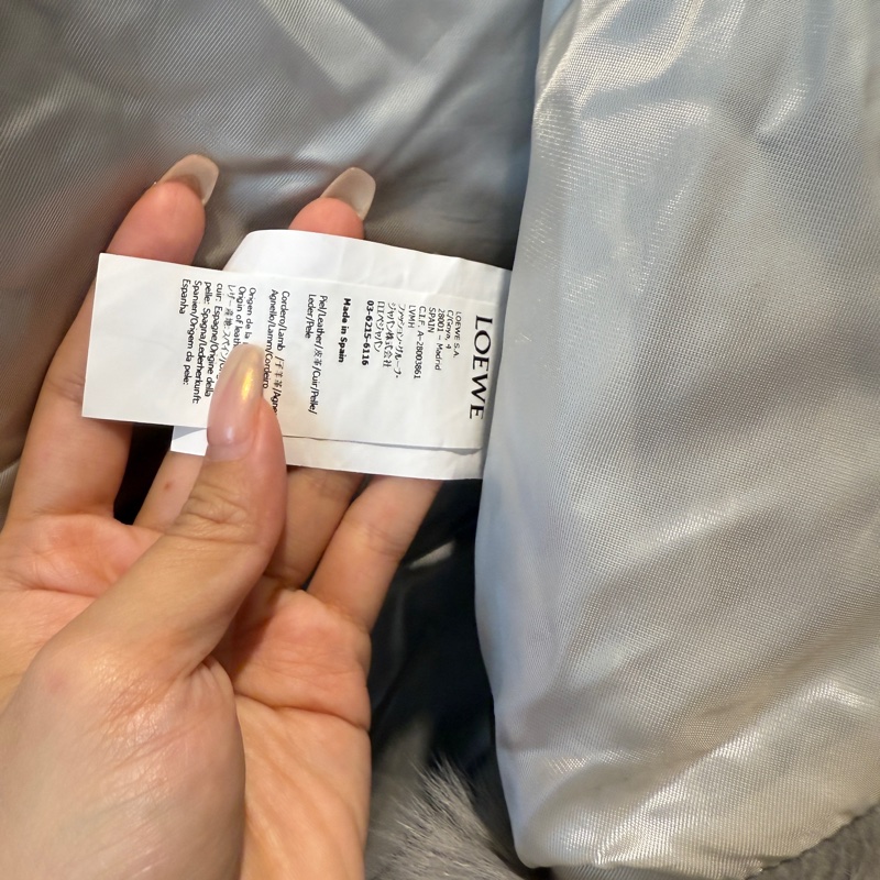 Loewe 狐狸毛灰色超級好看的外套 十幾萬-2