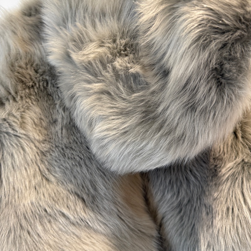 Loewe 狐狸毛灰色超級好看的外套 十幾萬-3