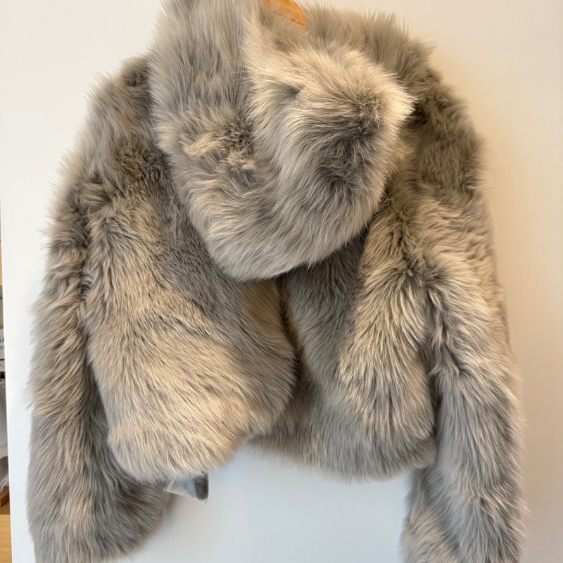 Loewe 狐狸毛灰色超級好看的外套 十幾萬-4
