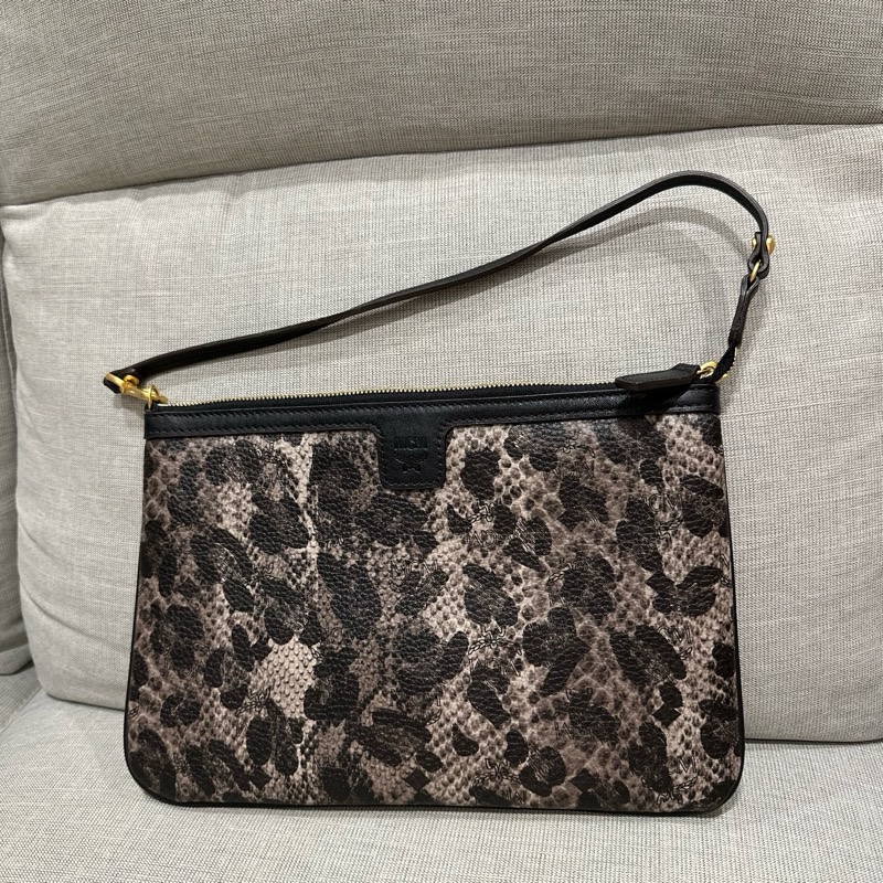 💝《近全新閒置品》MCM Visetos豹紋 手拿包/肩背包-0