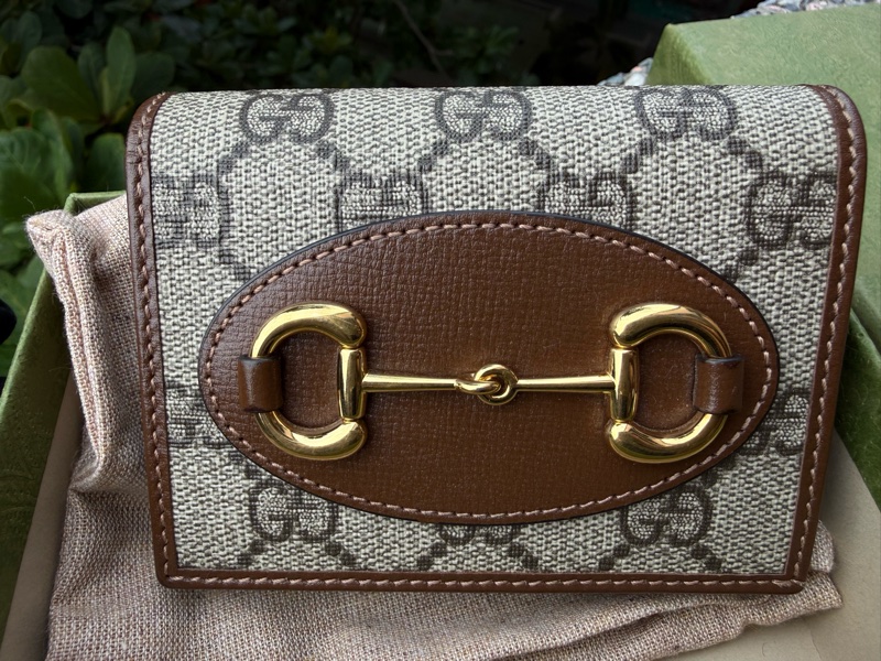 二手真品 GUCCI 1955系列 PVC Horsebit 復古焦糖色馬銜釦 621887對開釦子短夾-2