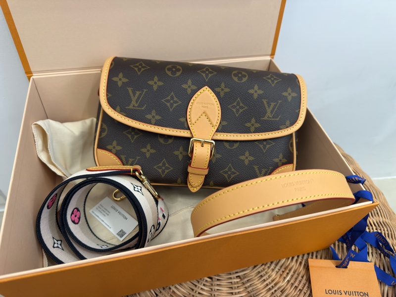 全新Louis Vuitton老花Diane法棍手提側背斜背包M45985-1