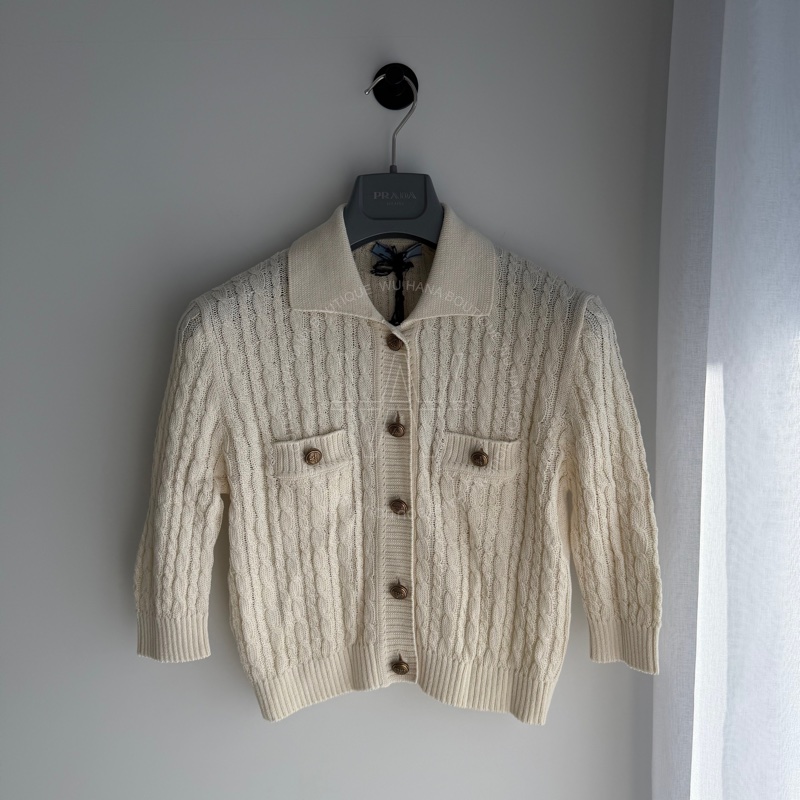 🖤Prada奶白針織開襟衫/Prada五分袖開襟開/Prada開襟衫/Prada針織上衣/Prada針織外套/Prada上衣/Prada外套(P25L82/奶油白)🖤無花果精品-0