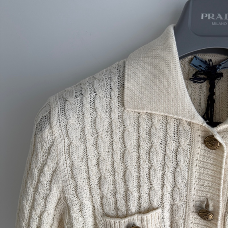 🖤Prada奶白針織開襟衫/Prada五分袖開襟開/Prada開襟衫/Prada針織上衣/Prada針織外套/Prada上衣/Prada外套(P25L82/奶油白)🖤無花果精品-1