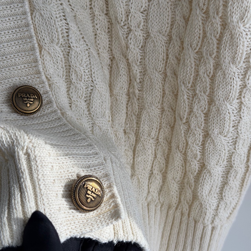 🖤Prada奶白針織開襟衫/Prada五分袖開襟開/Prada開襟衫/Prada針織上衣/Prada針織外套/Prada上衣/Prada外套(P25L82/奶油白)🖤無花果精品-3