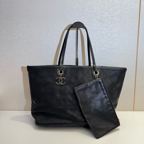 Chanel 黑銀菱格紋 魚子醬牛皮大Tote帶雙C Logo掛飾有子袋