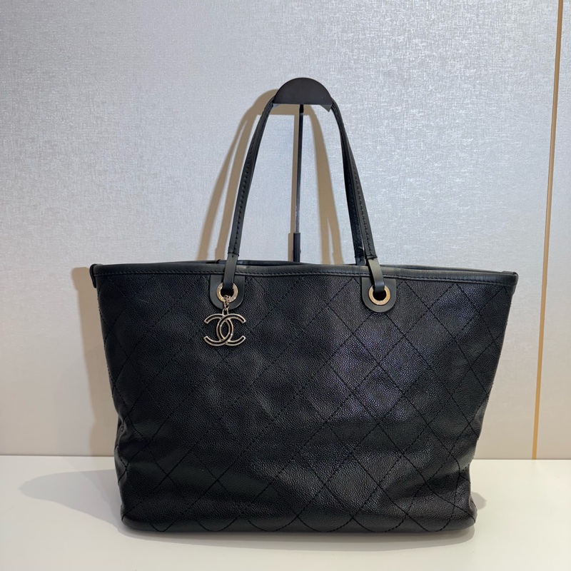 Chanel 黑銀菱格紋 魚子醬牛皮大Tote帶雙C Logo掛飾有子袋-1