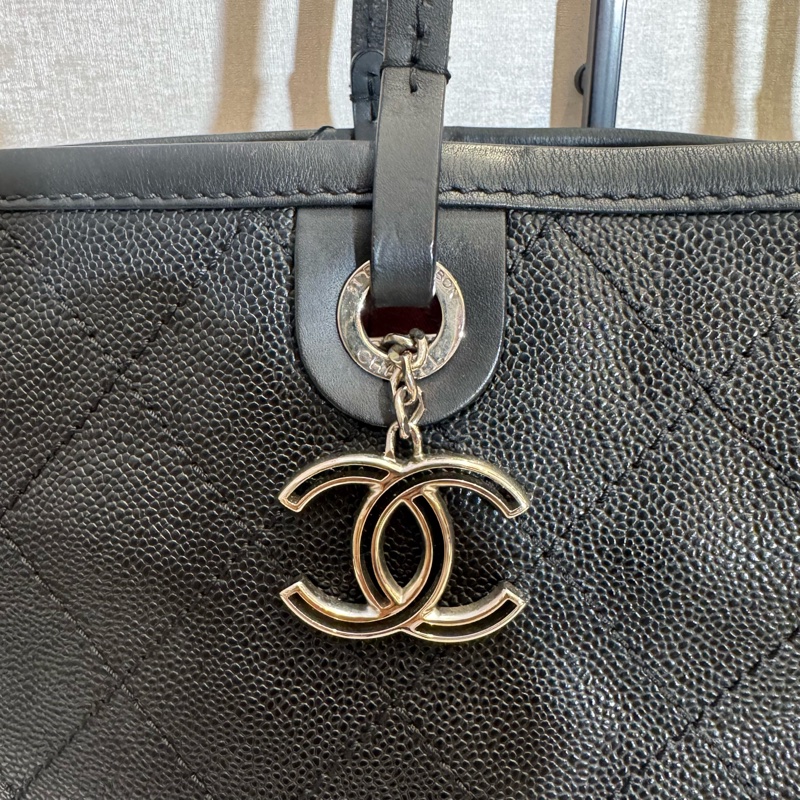 Chanel 黑銀菱格紋 魚子醬牛皮大Tote帶雙C Logo掛飾有子袋-4