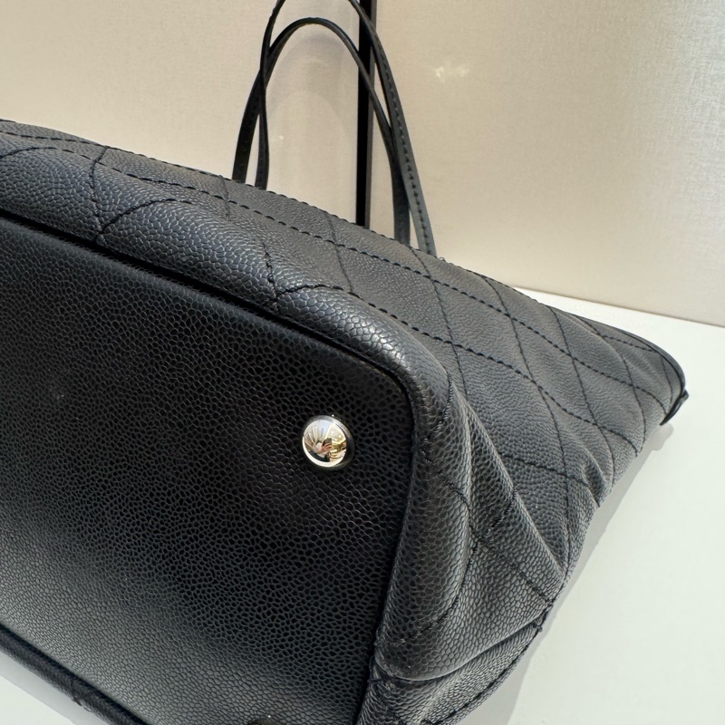 Chanel 黑銀菱格紋 魚子醬牛皮大Tote帶雙C Logo掛飾有子袋-6