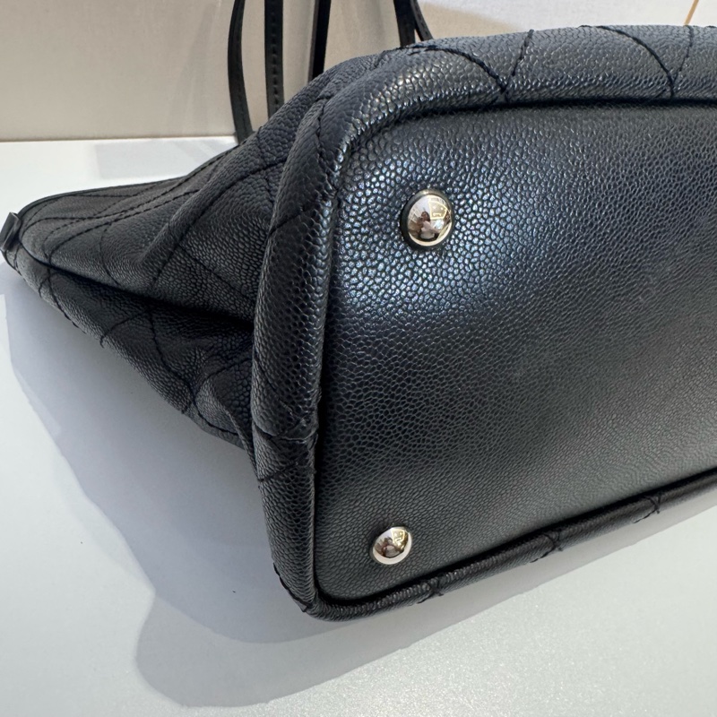 Chanel 黑銀菱格紋 魚子醬牛皮大Tote帶雙C Logo掛飾有子袋-7