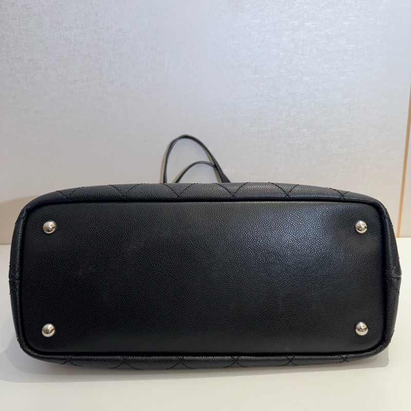 Chanel 黑銀菱格紋 魚子醬牛皮大Tote帶雙C Logo掛飾有子袋-8