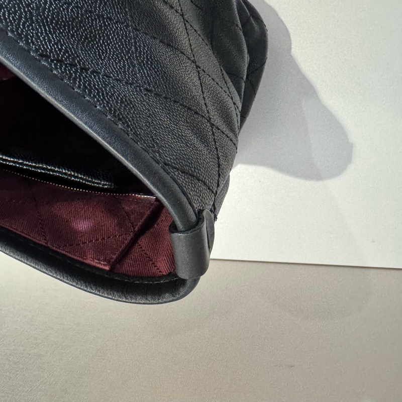 Chanel 黑銀菱格紋 魚子醬牛皮大Tote帶雙C Logo掛飾有子袋-12