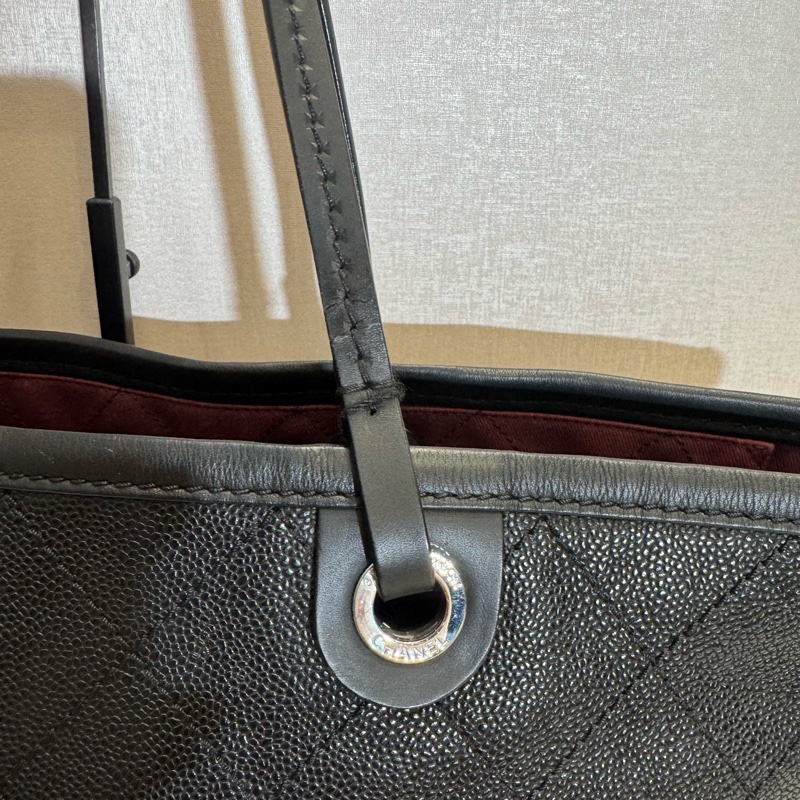 Chanel 黑銀菱格紋 魚子醬牛皮大Tote帶雙C Logo掛飾有子袋-15