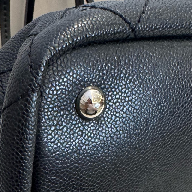 Chanel 黑銀菱格紋 魚子醬牛皮大Tote帶雙C Logo掛飾有子袋-16