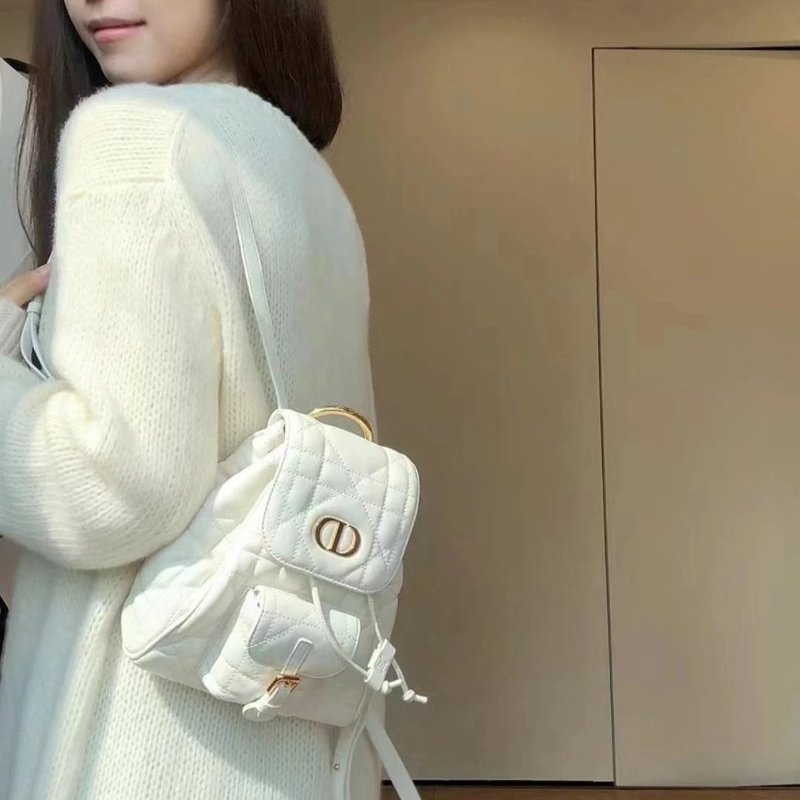 DIOR 奶白色金扣羊皮小號DiorCaro雙肩包17*19*8 98新配件塵袋-0
