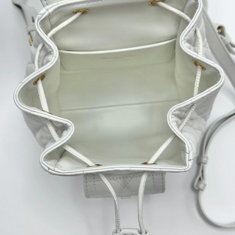 DIOR 奶白色金扣羊皮小號DiorCaro雙肩包17*19*8 98新配件塵袋-6