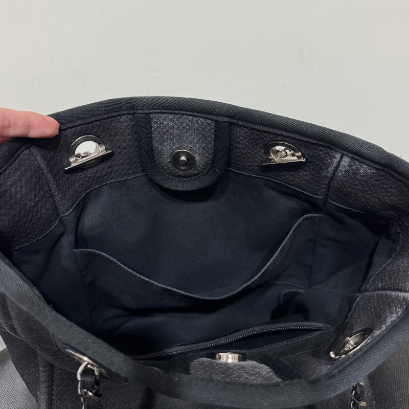 Chanel 水洗牛仔布托特包迷你沙灘包黑銀扣小號-12