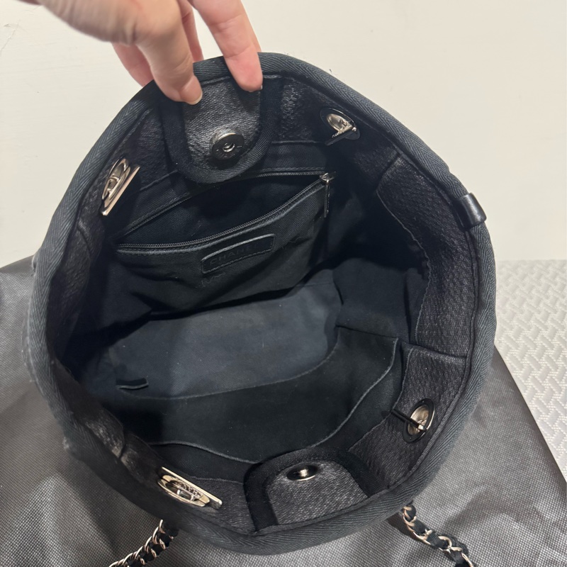 Chanel 水洗牛仔布托特包迷你沙灘包黑銀扣小號-16