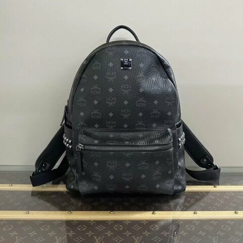 MCM 黑色鉚釘大號後背包33*37*18 98新