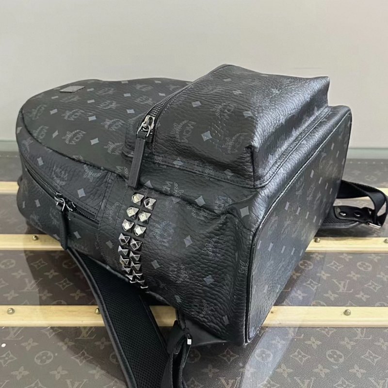 MCM 黑色鉚釘大號後背包33*37*18 98新-1