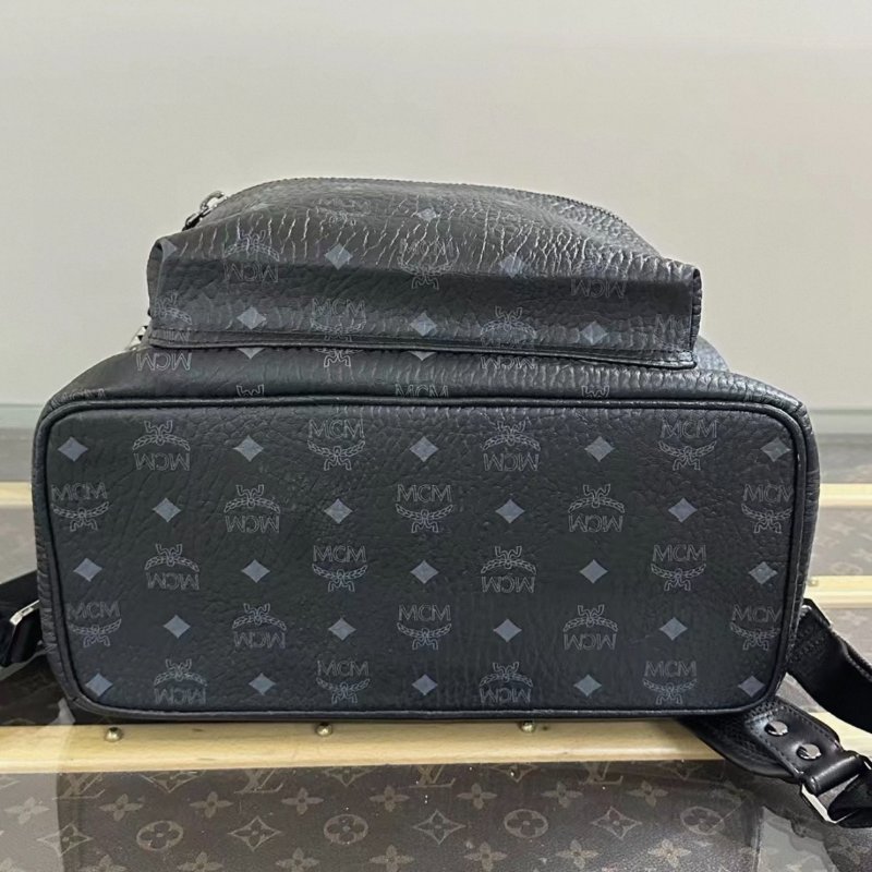 MCM 黑色鉚釘大號後背包33*37*18 98新-3