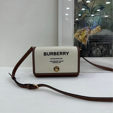 Burberry 博柏利 米白Note標誌logo單肩斜背翻蓋信封包Woc