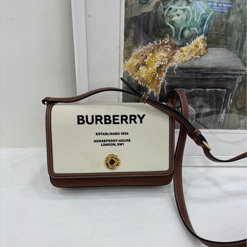 Burberry 博柏利 米白Note標誌logo單肩斜背翻蓋信封包Woc-1