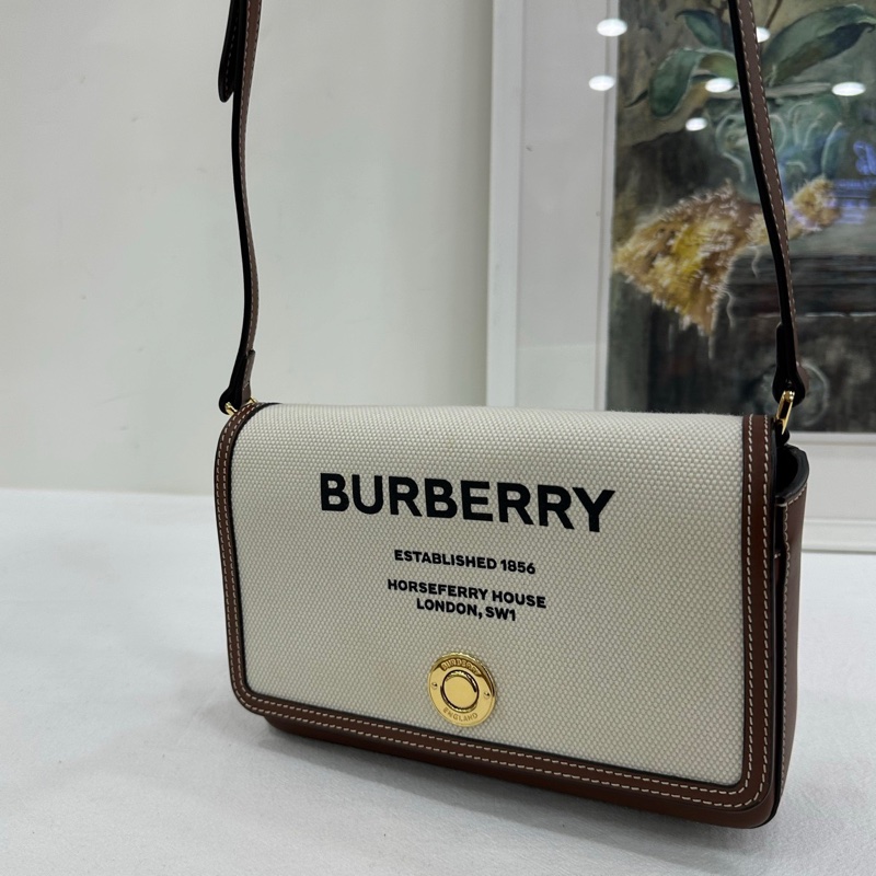 Burberry 博柏利 米白Note標誌logo單肩斜背翻蓋信封包Woc-6