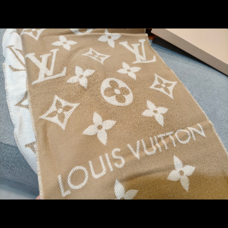 全新奶茶色LV羊毛圍巾-1