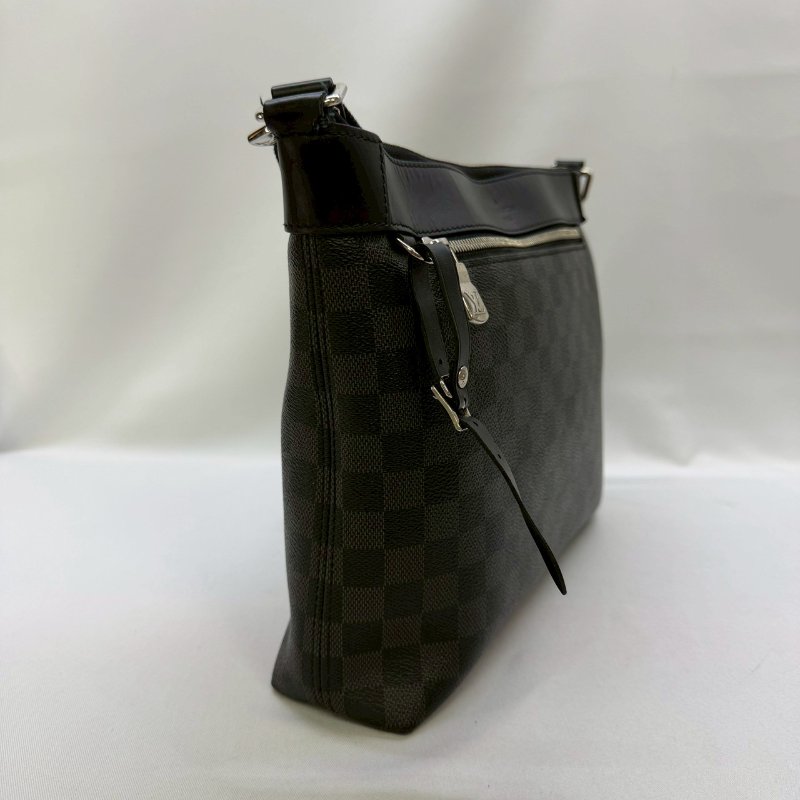 LV MICK PM黑棋盤郵差斜背包-3