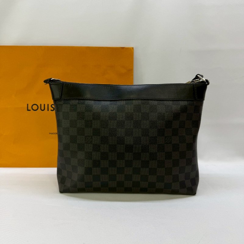 LV MICK PM黑棋盤郵差斜背包-1