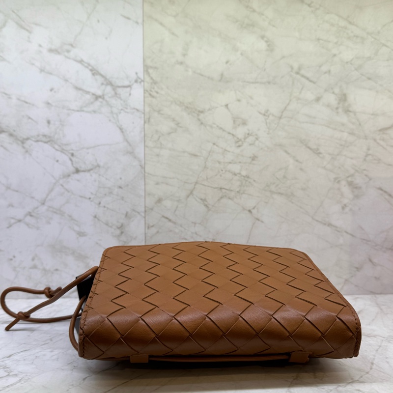 BV金棕色大編織翻蓋包-2