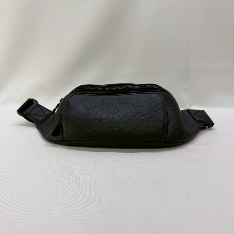 LV Rush牛皮壓紋胸包-8