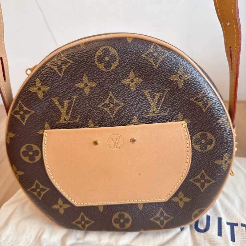 LV大圓餅包 斜肩軟圓餅包-4